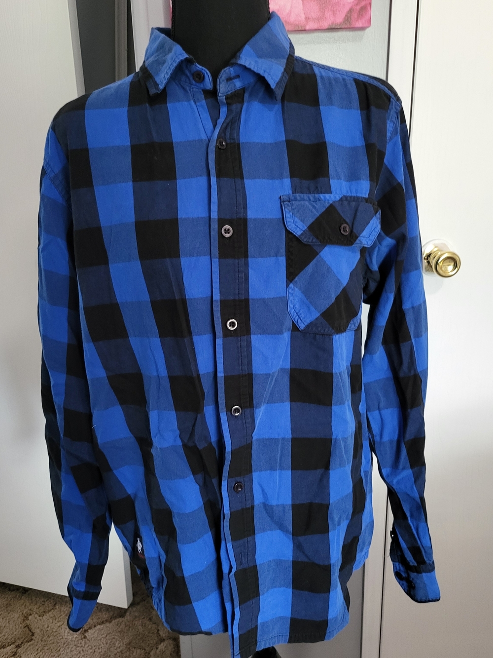 Men's Blue & Black Plaid Long-Sleeve Button-Down Shirt